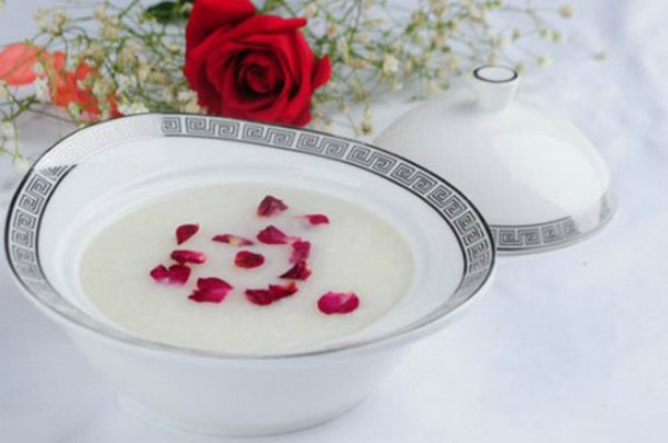 Hoa hồng có tác dụng hoạt huyết, sinh huyết mới chữa phụ nữ huyết hư. (Ảnh: nguồntintonghopmoingay)